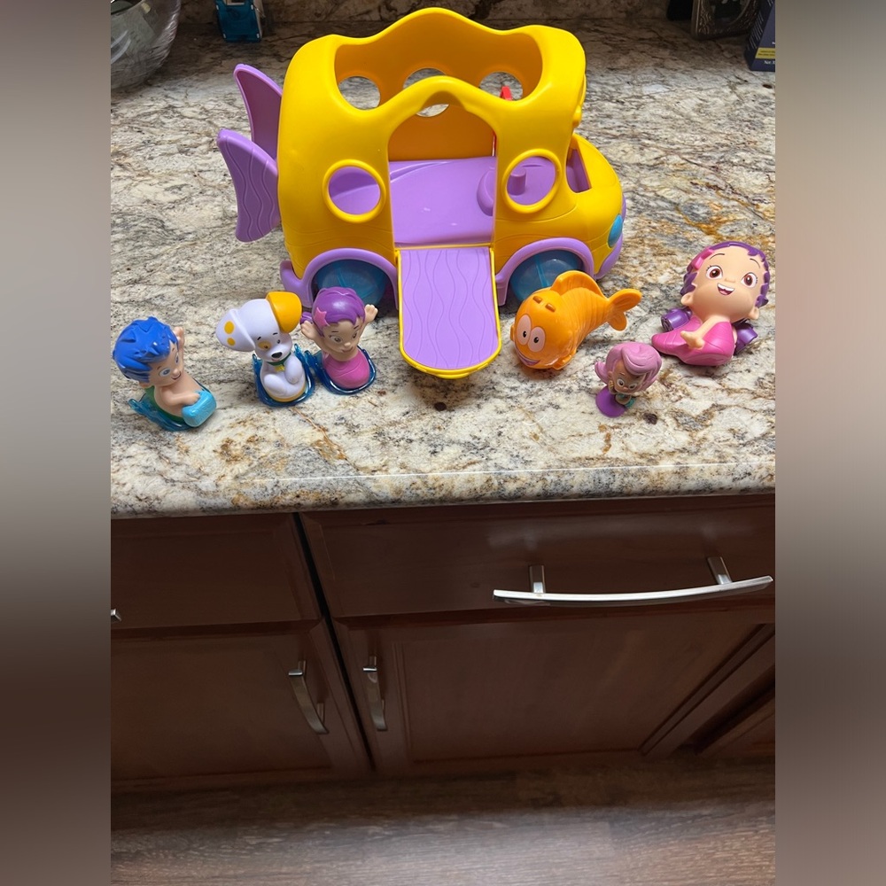 Bubble Guppies Swimsational School Bus